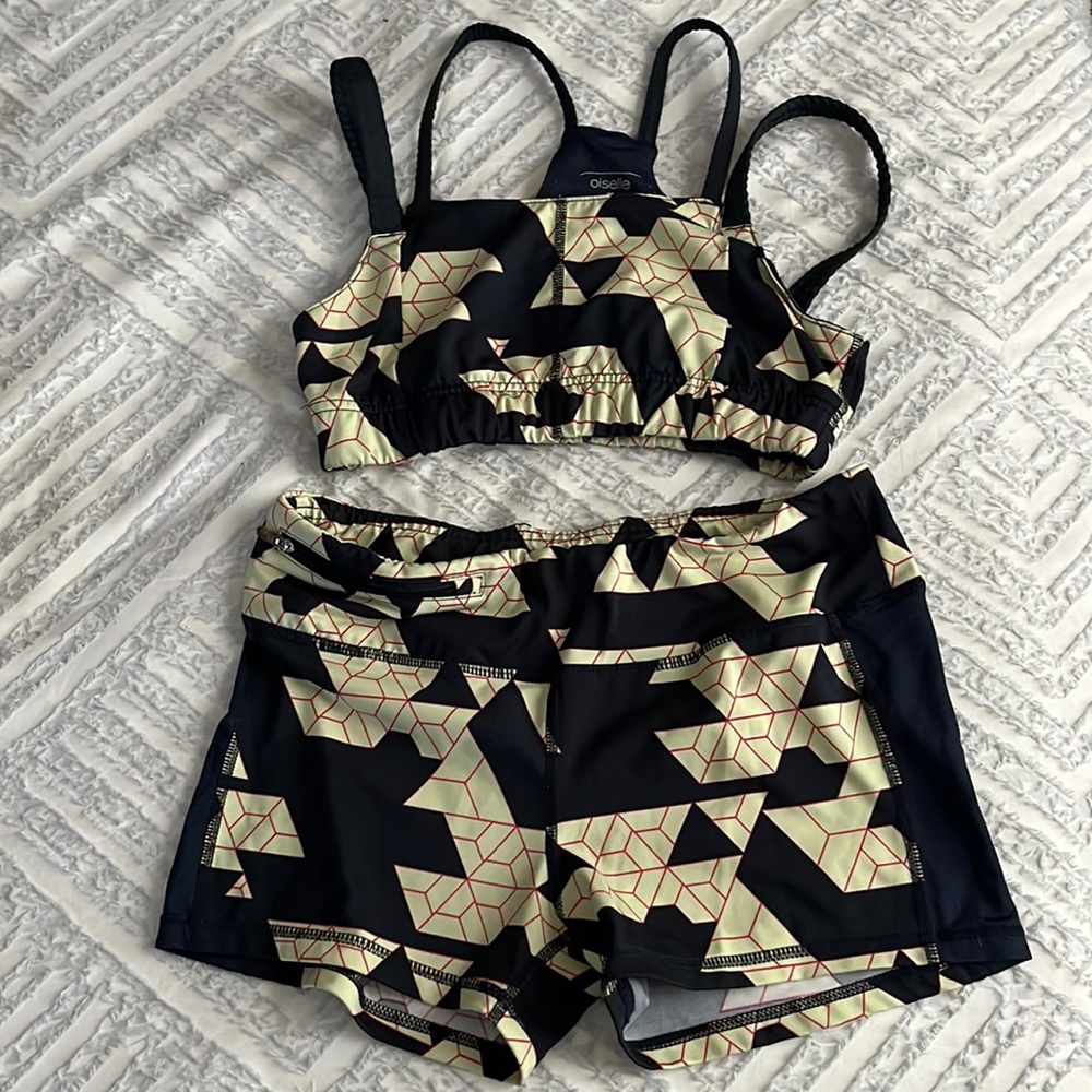 Oiselle summer running outfit Geometric pattern yellow and navy
